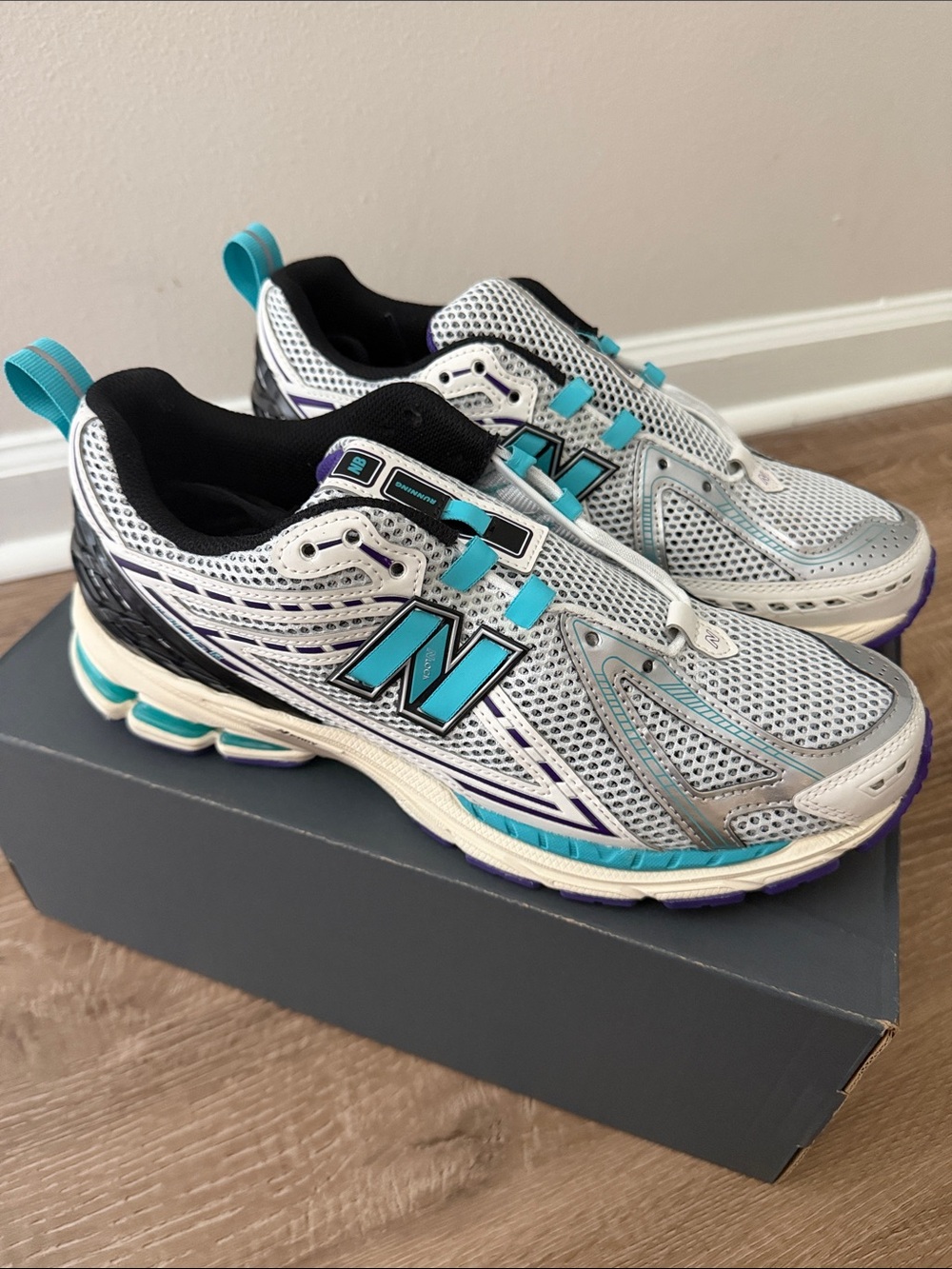New Balance 1906R Hornets
